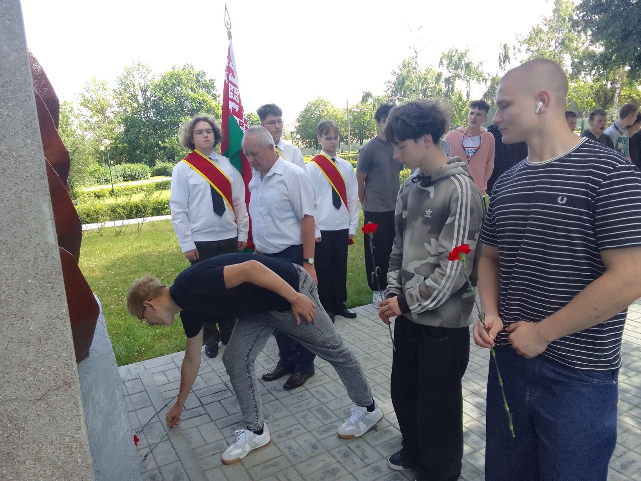 Подвиги героев в наших сердцах